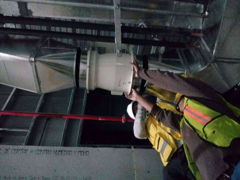 Instalación-equipo-aire-acondicionado-extractor
